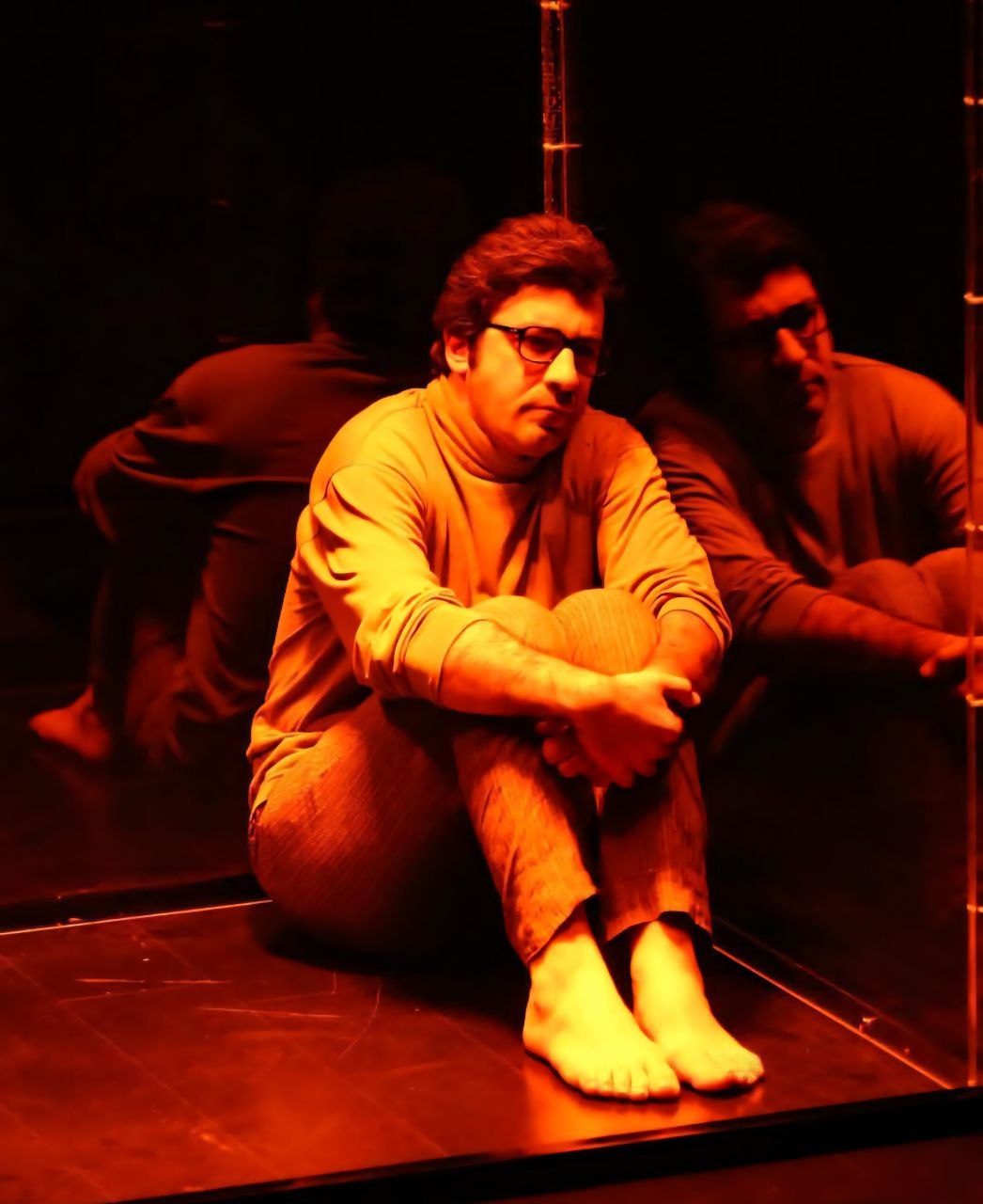 Ali Askari on stage in Walking with a Horse, Arghanoon Theatre, 2016